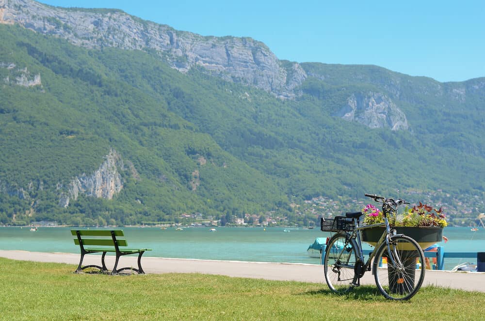 https://mdw-travel-data-us-east-1.s3.amazonaws.com/img/country/France/Lake-Annecy-Cycle-Path/img_04.jpg