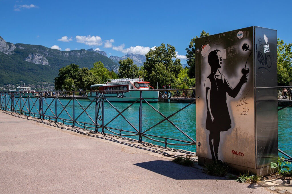 https://mdw-travel-data-us-east-1.s3.amazonaws.com/img/country/France/Lake-Annecy-Cycle-Path/img_05.jpg