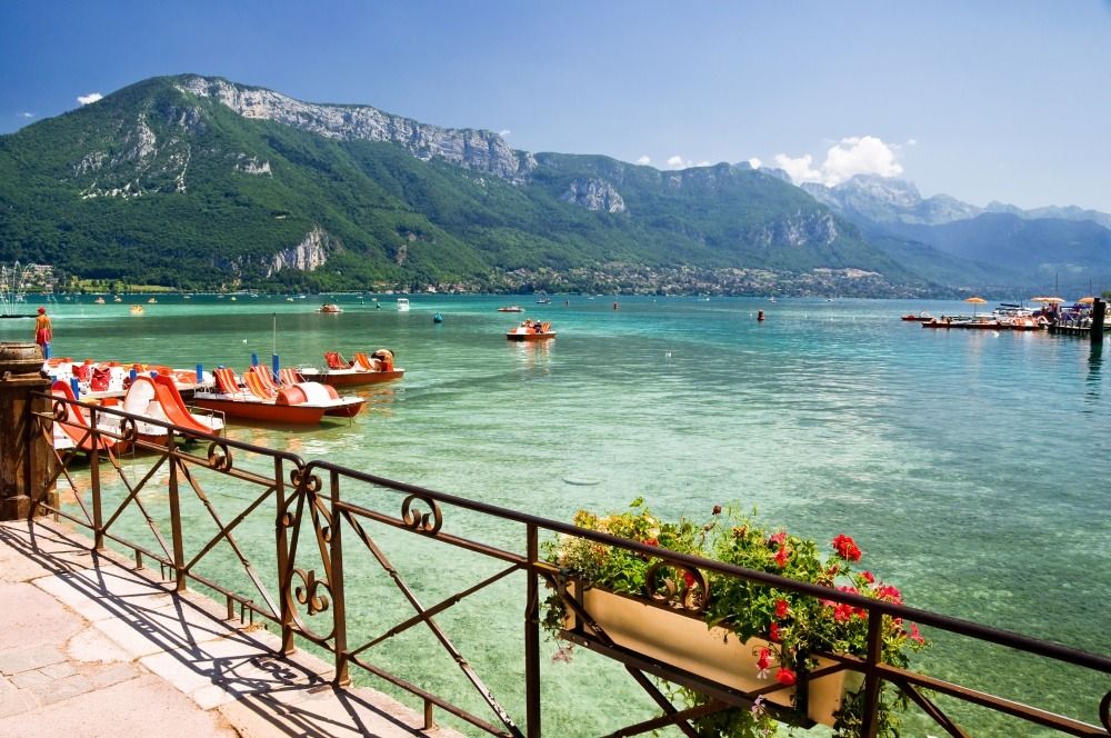https://mdw-travel-data-us-east-1.s3.amazonaws.com/img/country/France/Lake-Annecy/img_01.jpg
