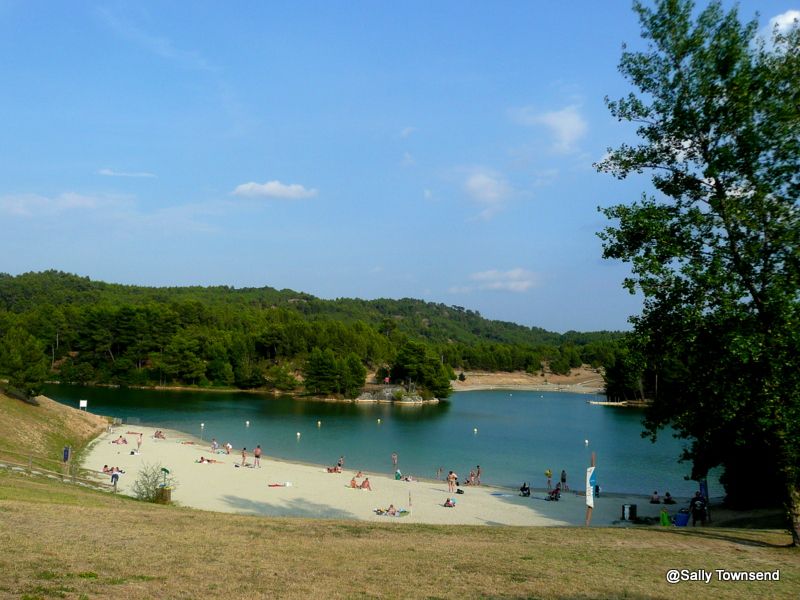 https://mdw-travel-data-us-east-1.s3.amazonaws.com/img/country/France/Lake-Cavayere/img_03.jpg