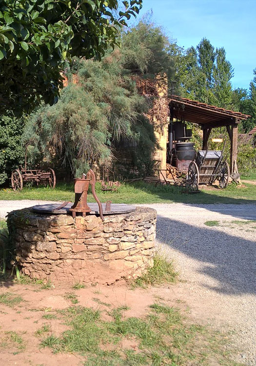 https://mdw-travel-data-us-east-1.s3.amazonaws.com/img/country/France/Le-Bournat/img_01.jpg