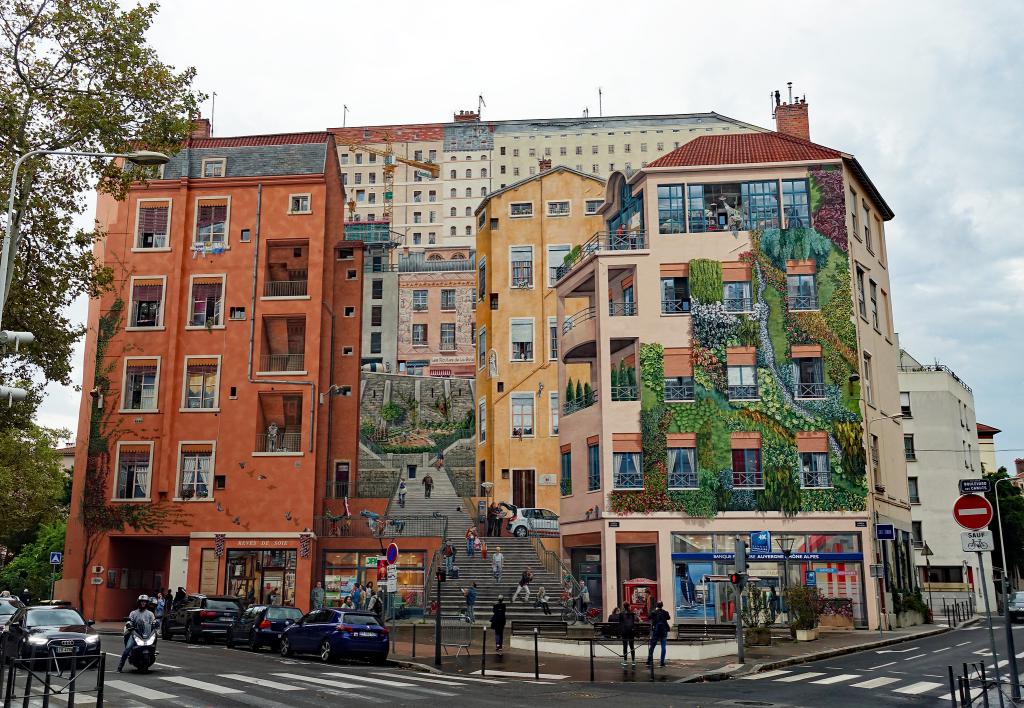 https://mdw-travel-data-us-east-1.s3.amazonaws.com/img/country/France/Le-Mur-Des-Canuts/img_01.jpg