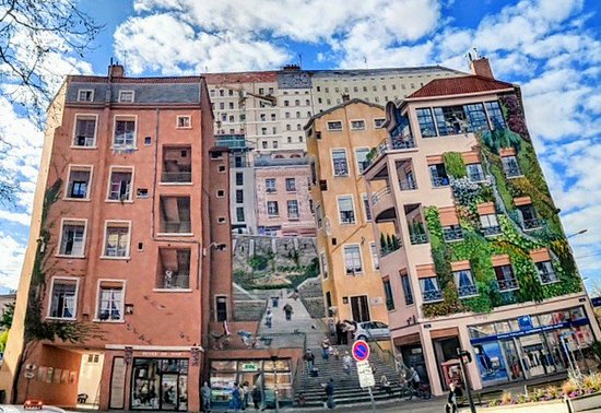 https://mdw-travel-data-us-east-1.s3.amazonaws.com/img/country/France/Le-Mur-Des-Canuts/img_02.jpg