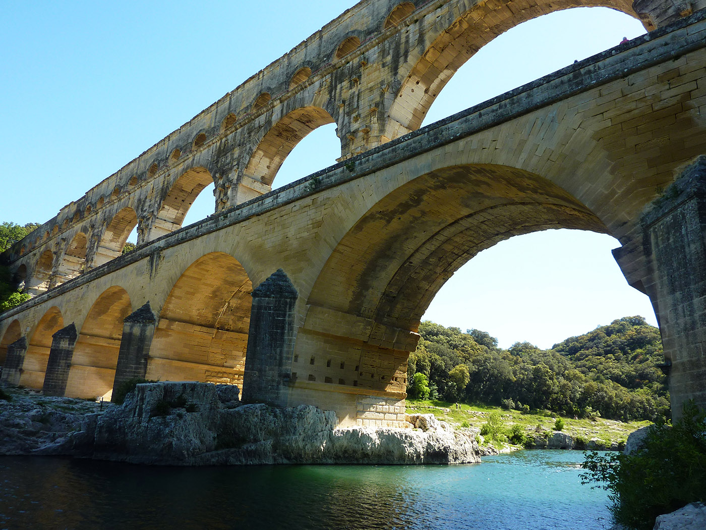 https://mdw-travel-data-us-east-1.s3.amazonaws.com/img/country/France/Le-Pont-du-Gard/img_01.jpg