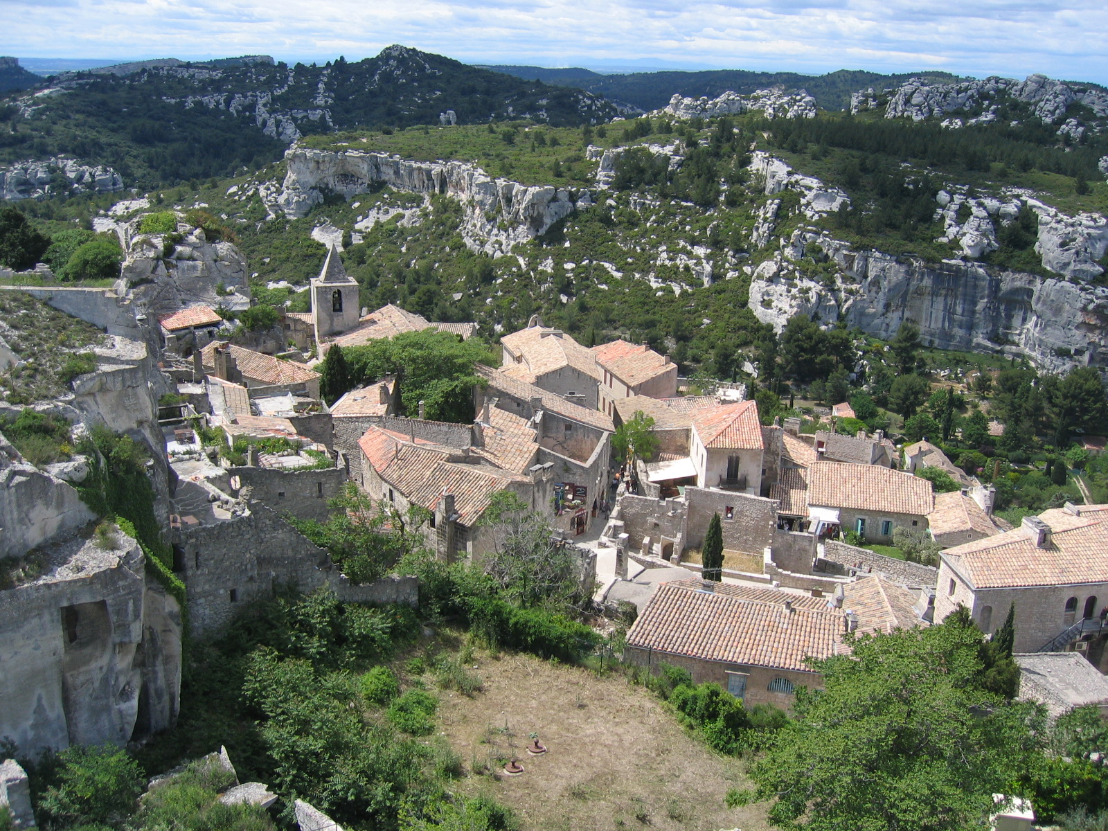 https://mdw-travel-data-us-east-1.s3.amazonaws.com/img/country/France/Les-Baux-de-Provence/img_02.jpg