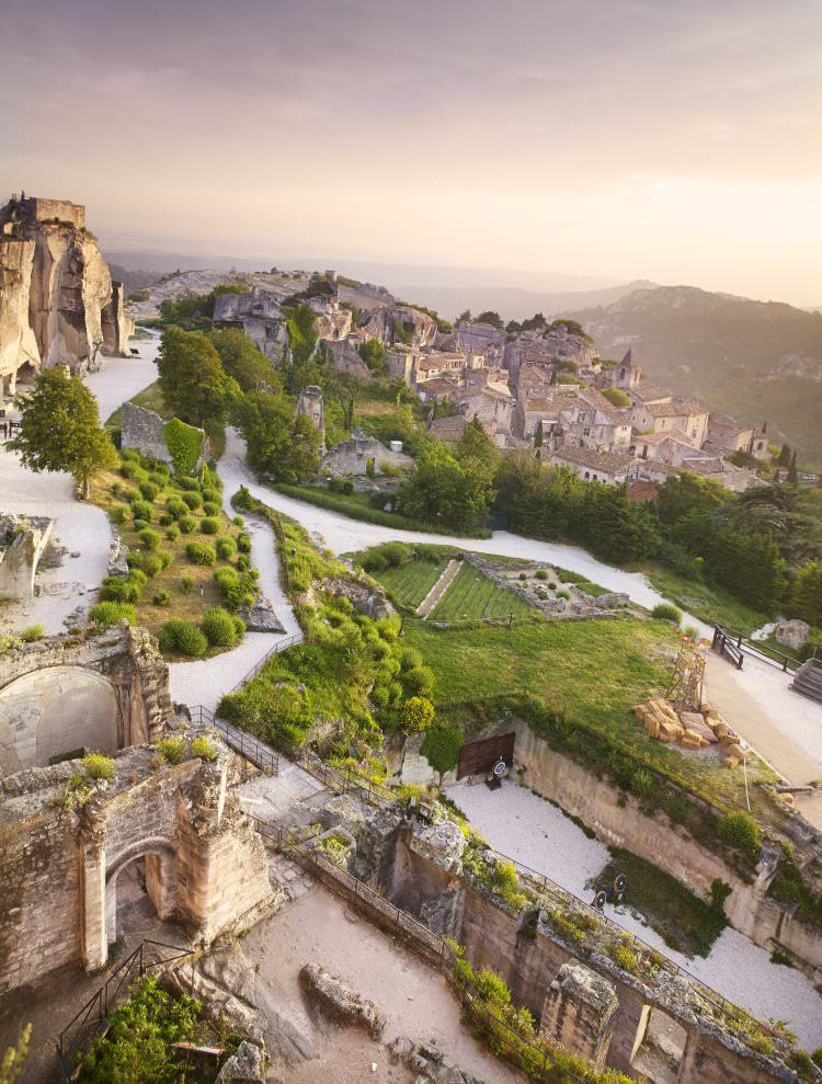 https://mdw-travel-data-us-east-1.s3.amazonaws.com/img/country/France/Les-Baux-de-Provence/img_03.jpg