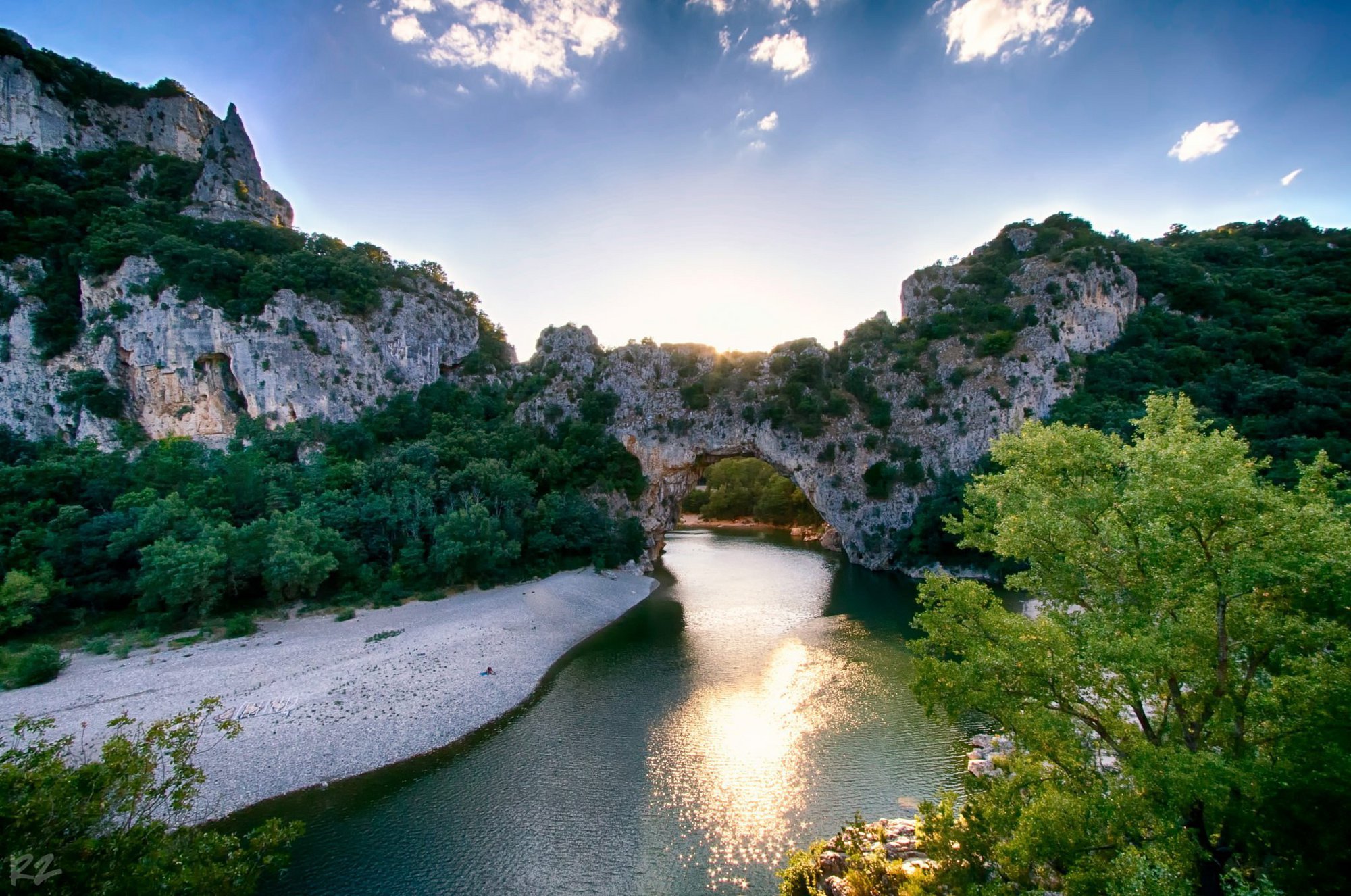 https://mdw-travel-data-us-east-1.s3.amazonaws.com/img/country/France/Les-Gorges-de-lArdeche/img_01.jpg