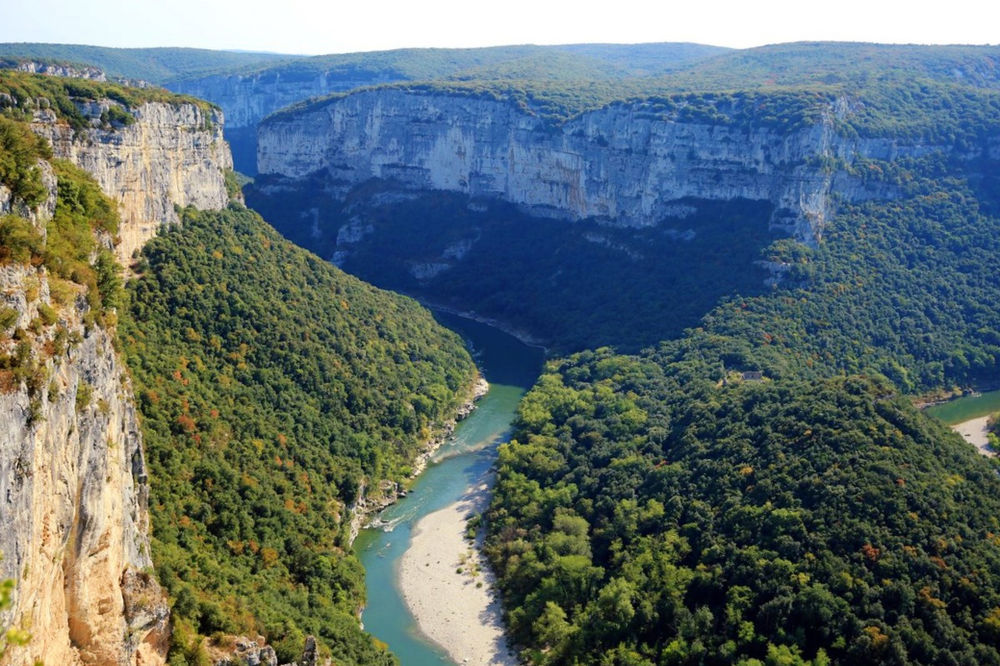 https://mdw-travel-data-us-east-1.s3.amazonaws.com/img/country/France/Les-Gorges-de-lArdeche/img_02.jpg