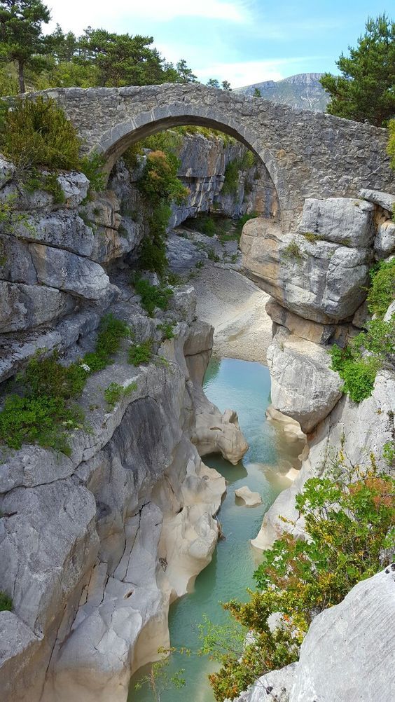 https://mdw-travel-data-us-east-1.s3.amazonaws.com/img/country/France/Les-Gorges-du-Loup/img_01.jpg