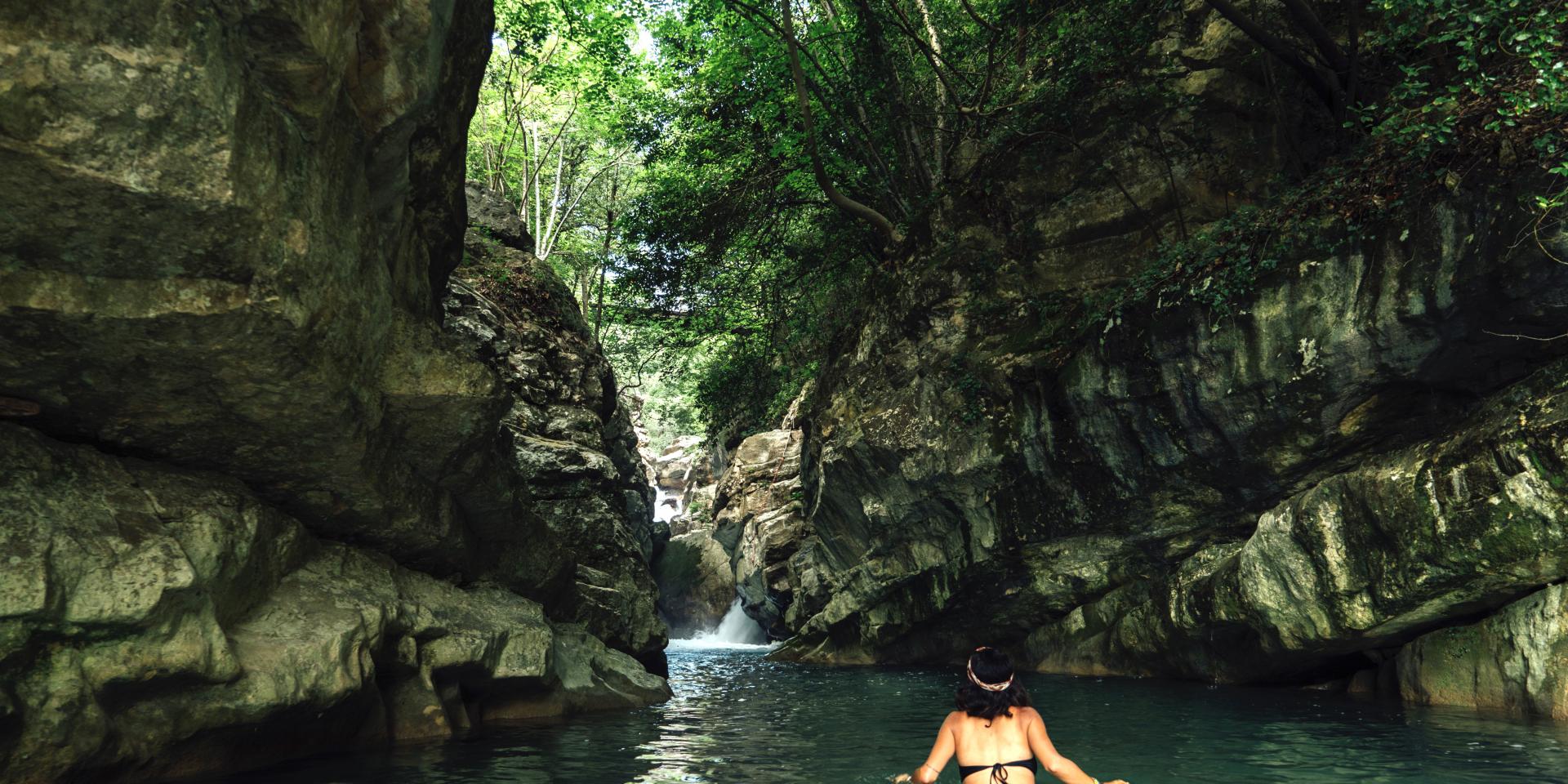 https://mdw-travel-data-us-east-1.s3.amazonaws.com/img/country/France/Les-Gorges-du-Loup/img_02.jpg