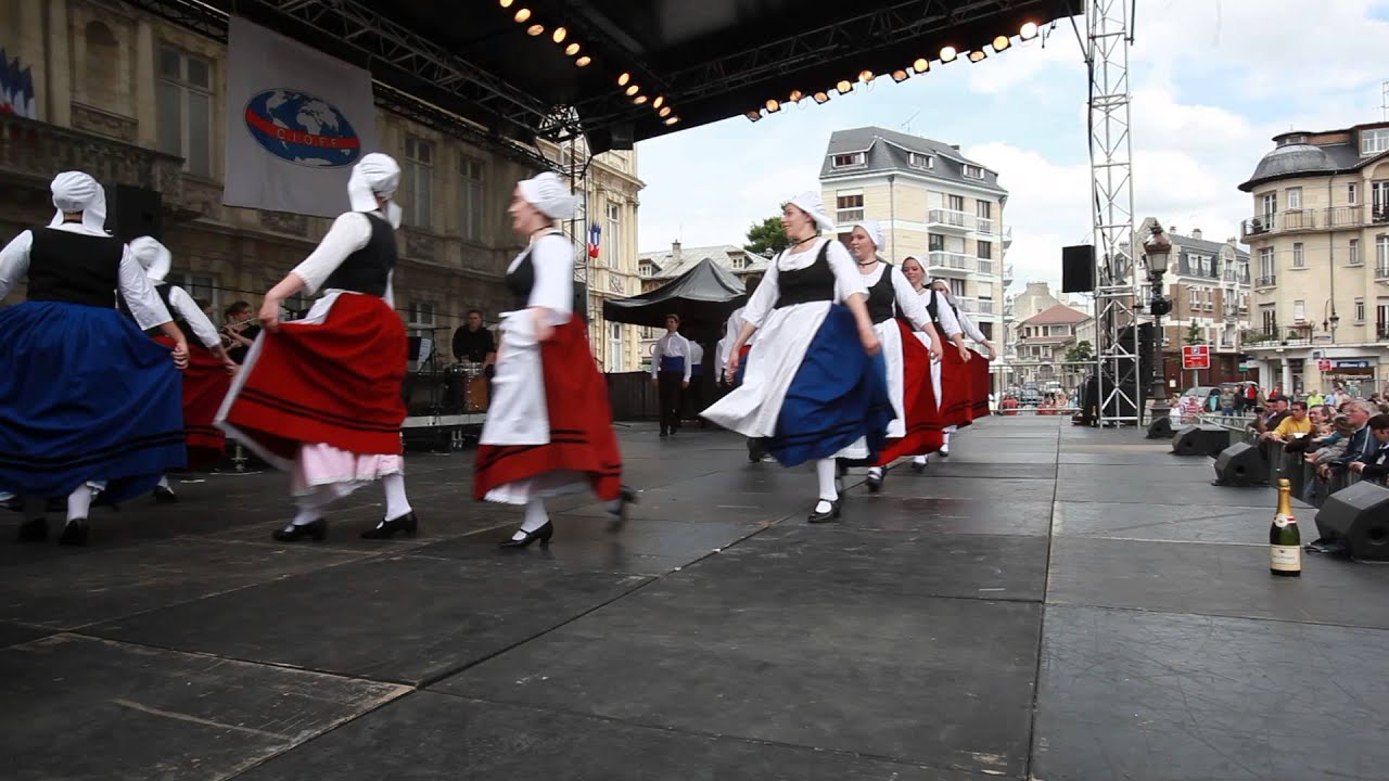 https://mdw-travel-data-us-east-1.s3.amazonaws.com/img/country/France/Les-Sacres-du-Folklore/img_01.jpg