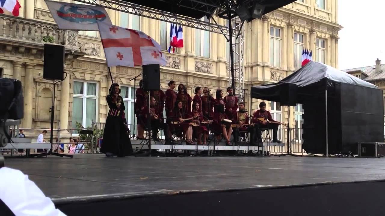 https://mdw-travel-data-us-east-1.s3.amazonaws.com/img/country/France/Les-Sacres-du-Folklore/img_05.jpg