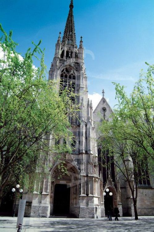 https://mdw-travel-data-us-east-1.s3.amazonaws.com/img/country/France/Lille-Cathedral/img_01.jpg