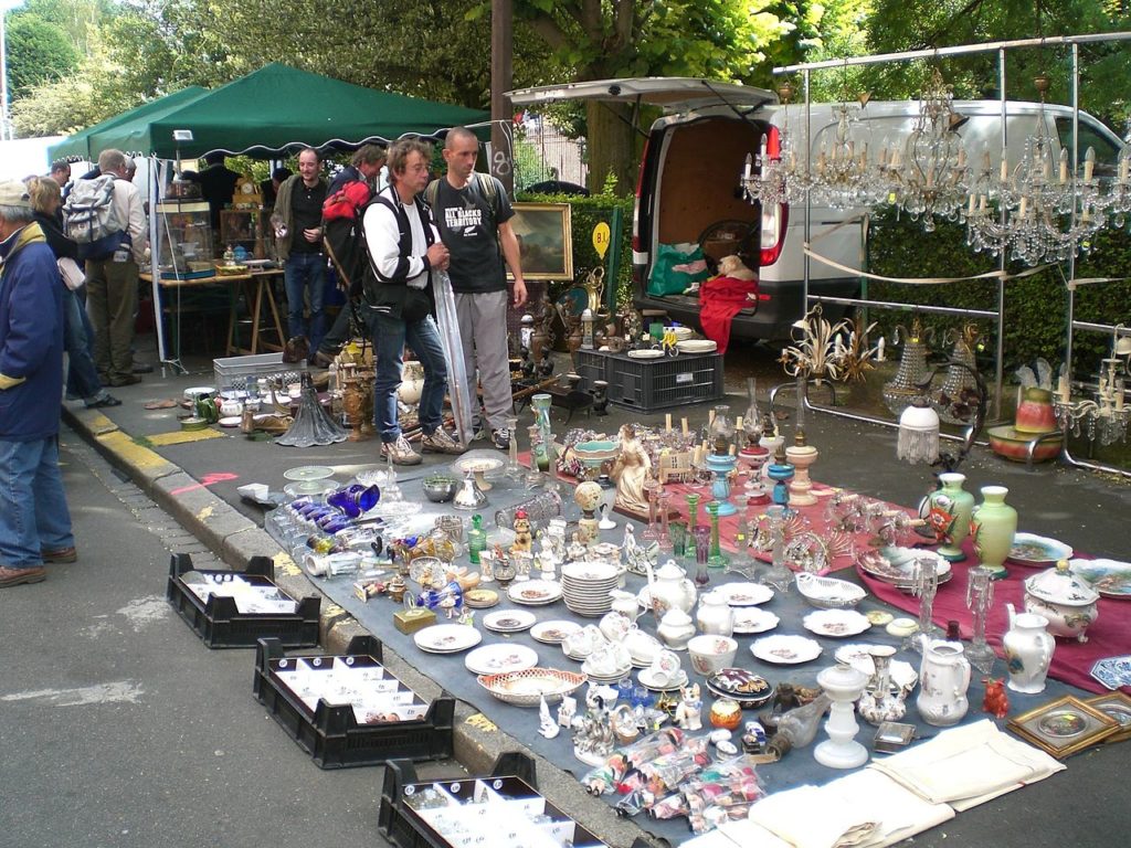 https://mdw-travel-data-us-east-1.s3.amazonaws.com/img/country/France/Lilles-Flea-Market/img_02.jpg