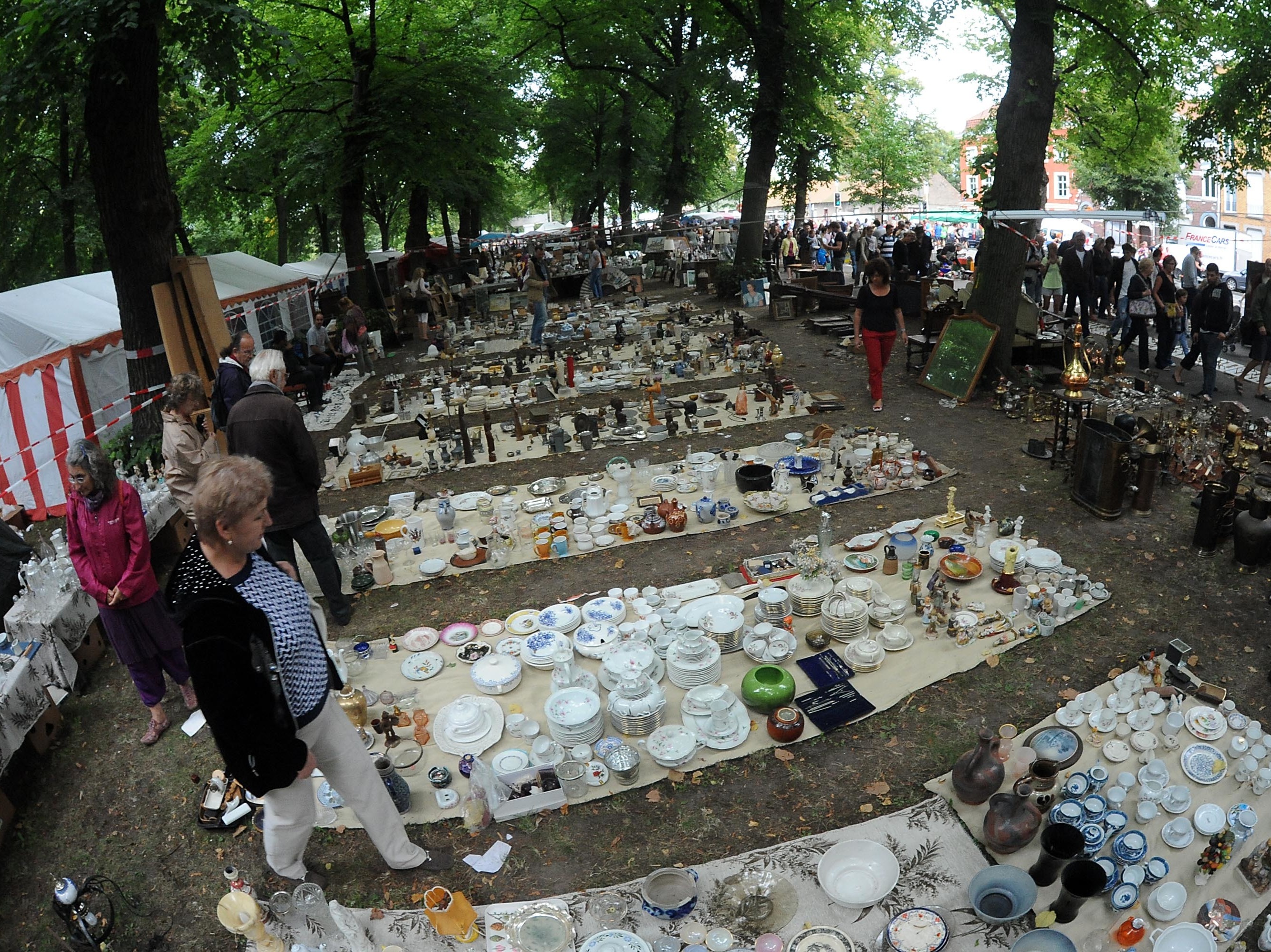 https://mdw-travel-data-us-east-1.s3.amazonaws.com/img/country/France/Lilles-Flea-Market/img_03.jpg