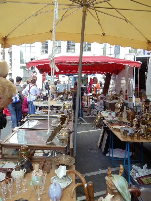 https://mdw-travel-data-us-east-1.s3.amazonaws.com/img/country/France/Lilles-Flea-Market/img_04.jpg