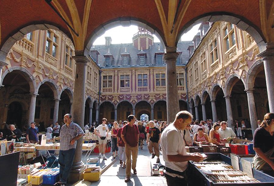 https://mdw-travel-data-us-east-1.s3.amazonaws.com/img/country/France/Lilles-Flea-Market/img_05.jpg