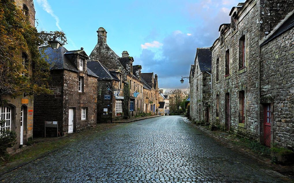 https://mdw-travel-data-us-east-1.s3.amazonaws.com/img/country/France/Locronan/img_02.jpg