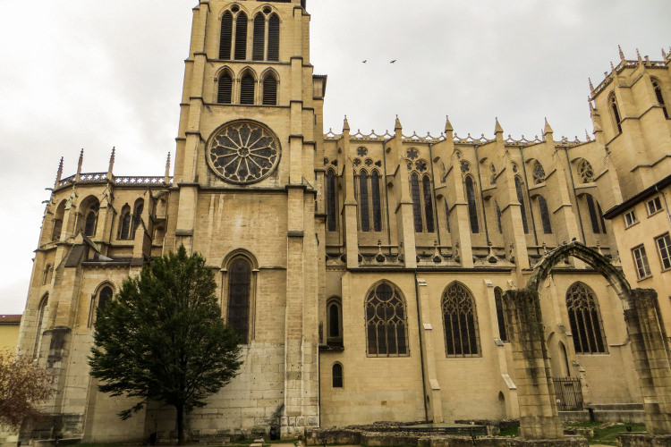 https://mdw-travel-data-us-east-1.s3.amazonaws.com/img/country/France/Lyon-Cathedral/img_00.jpg