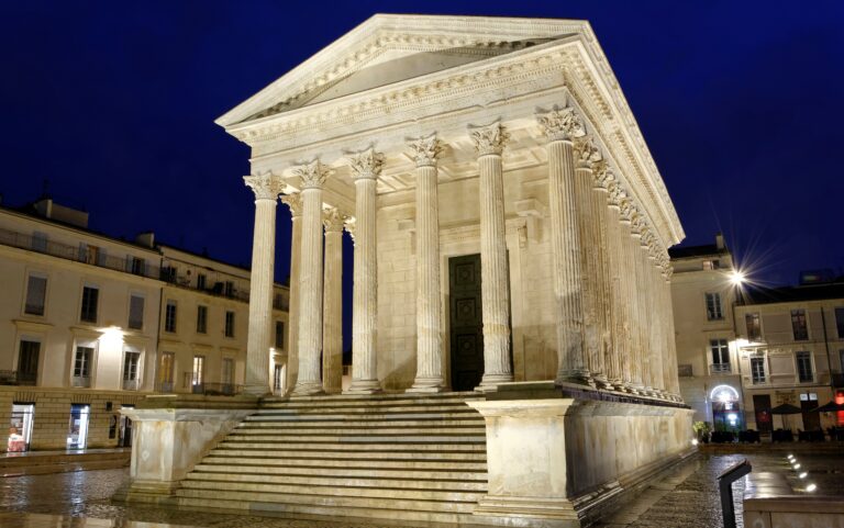 https://mdw-travel-data-us-east-1.s3.amazonaws.com/img/country/France/Maison-Carree/img_02.jpg