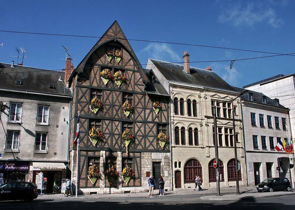 https://mdw-travel-data-us-east-1.s3.amazonaws.com/img/country/France/Maison-de-Jeanne-dArc/img_01.jpg