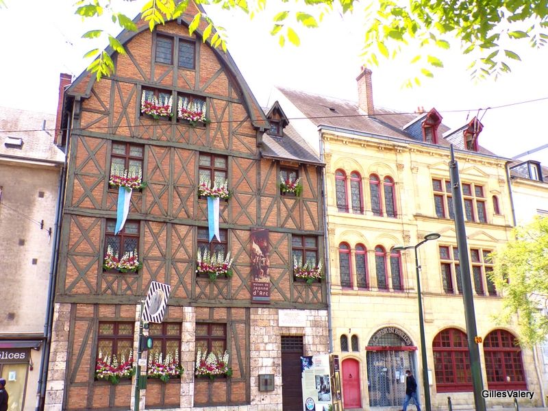 https://mdw-travel-data-us-east-1.s3.amazonaws.com/img/country/France/Maison-de-Jeanne-dArc/img_03.jpg