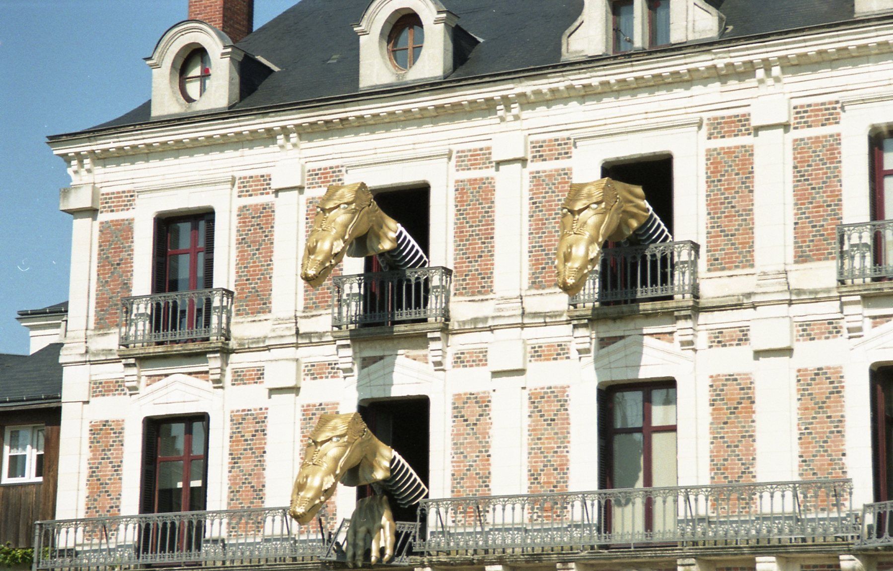 https://mdw-travel-data-us-east-1.s3.amazonaws.com/img/country/France/Maison-de-la-Magie-Robert-Houdin/img_01.jpg