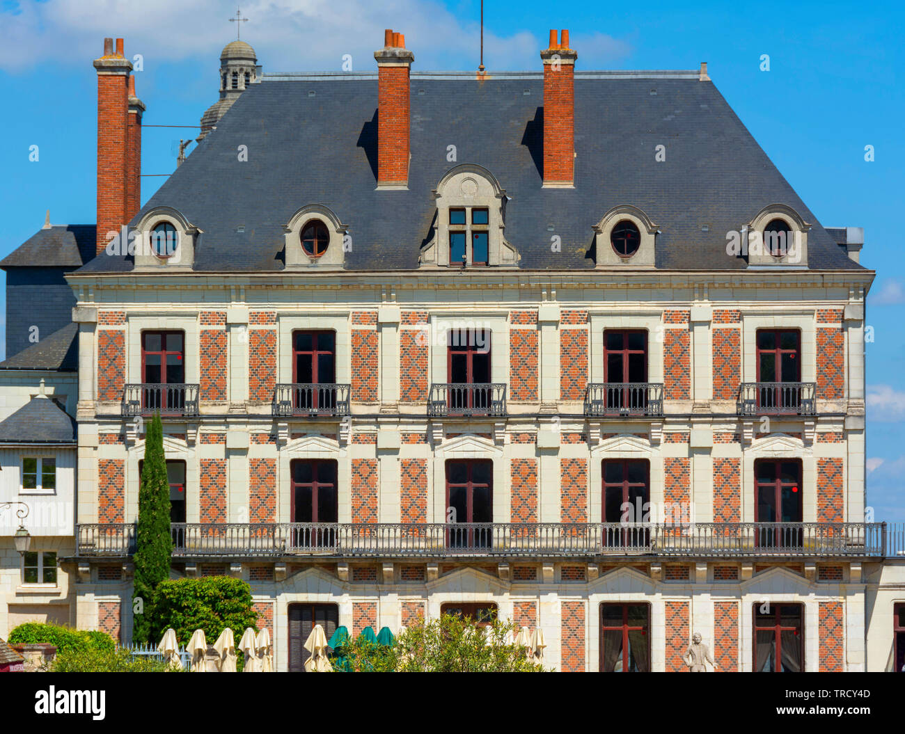 https://mdw-travel-data-us-east-1.s3.amazonaws.com/img/country/France/Maison-de-la-Magie-Robert-Houdin/img_02.jpg