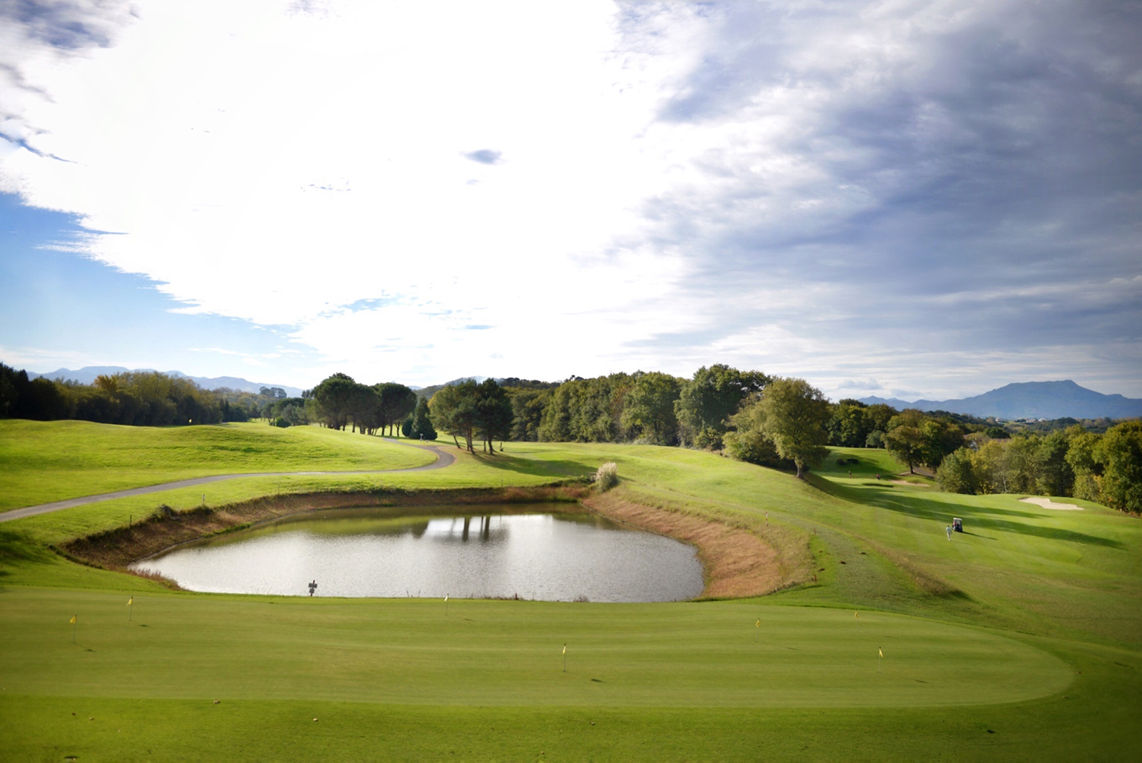 https://mdw-travel-data-us-east-1.s3.amazonaws.com/img/country/France/Makila-Golf-Club/img_01.jpg