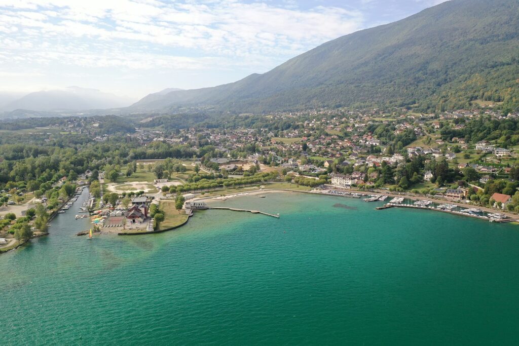 https://mdw-travel-data-us-east-1.s3.amazonaws.com/img/country/France/Marina-du-Lac-du-Bourget/img_01.jpg