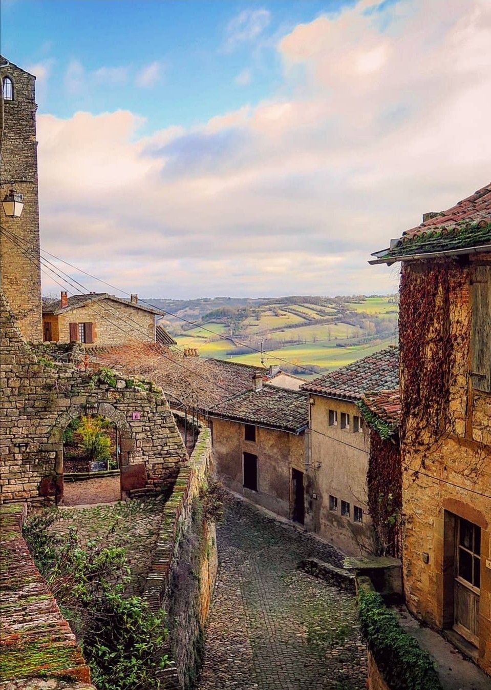 https://mdw-travel-data-us-east-1.s3.amazonaws.com/img/country/France/Medieval-City-of-Cordes-sur-Ciel/img_01.jpg