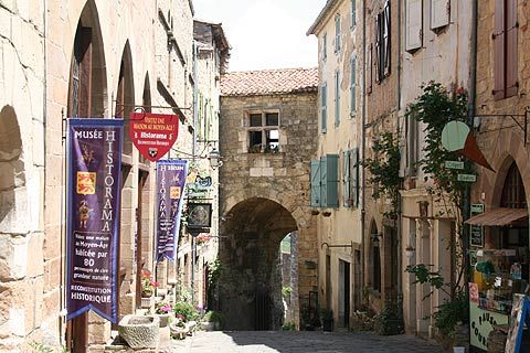 https://mdw-travel-data-us-east-1.s3.amazonaws.com/img/country/France/Medieval-City-of-Cordes-sur-Ciel/img_03.jpg