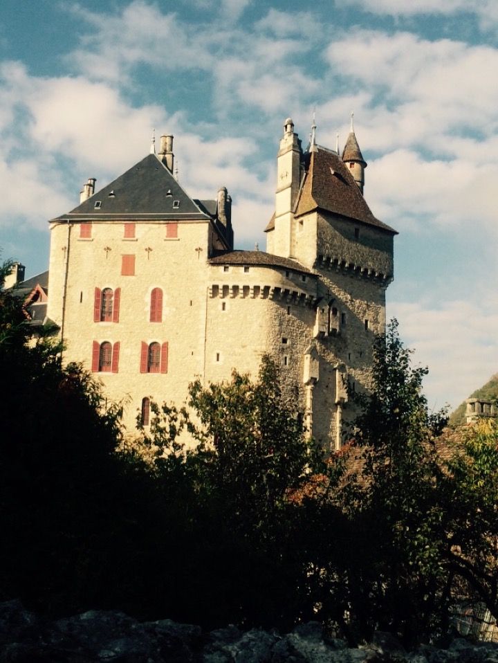 https://mdw-travel-data-us-east-1.s3.amazonaws.com/img/country/France/Menthon-Saint-Bernard-Castle/img_01.jpg