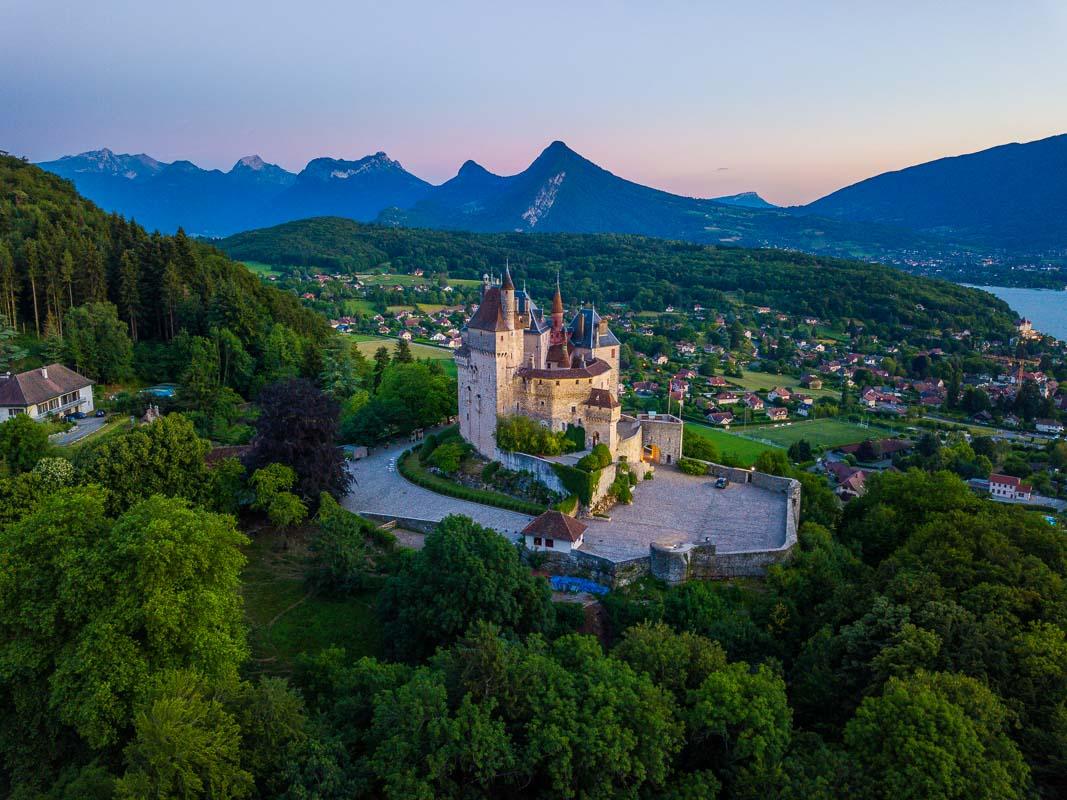 https://mdw-travel-data-us-east-1.s3.amazonaws.com/img/country/France/Menthon-Saint-Bernard-Castle/img_03.jpg