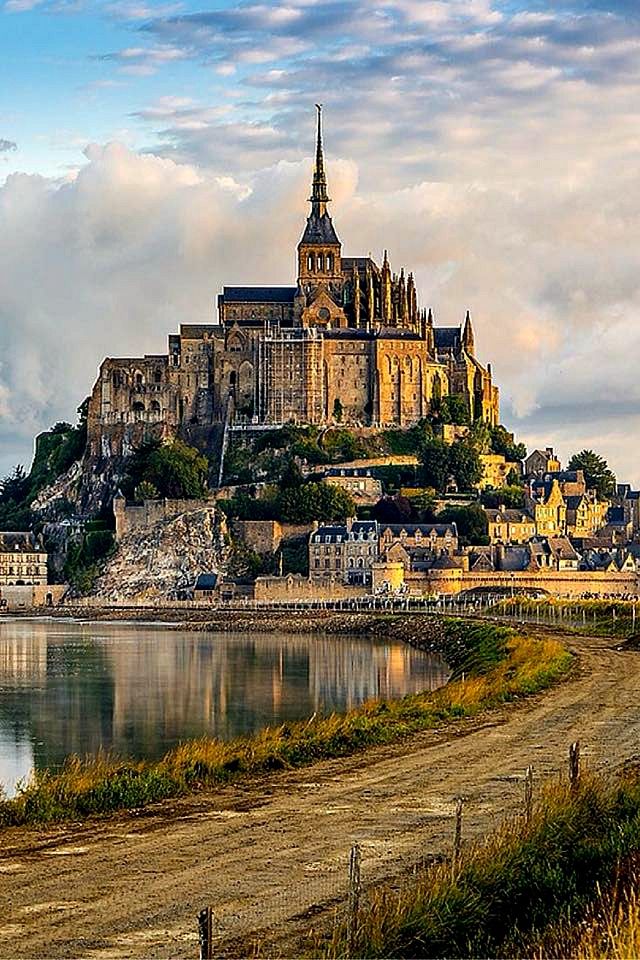 https://mdw-travel-data-us-east-1.s3.amazonaws.com/img/country/France/Mont-Saint-Michel/img_02.jpg