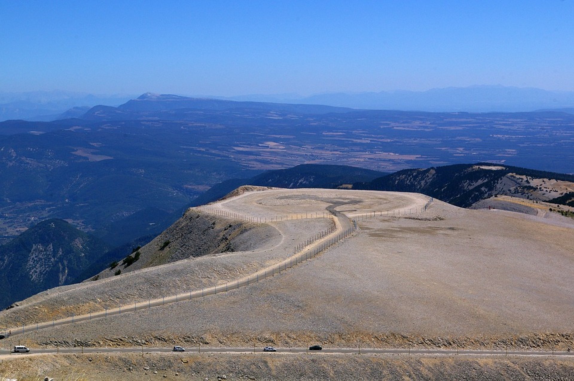 https://mdw-travel-data-us-east-1.s3.amazonaws.com/img/country/France/Mont-Ventoux/img_02.jpg