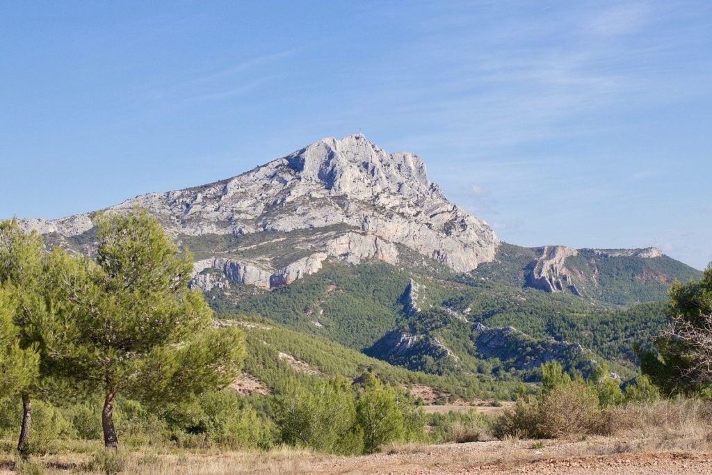 https://mdw-travel-data-us-east-1.s3.amazonaws.com/img/country/France/Montagne-Sainte-Victoire/img_00.jpg
