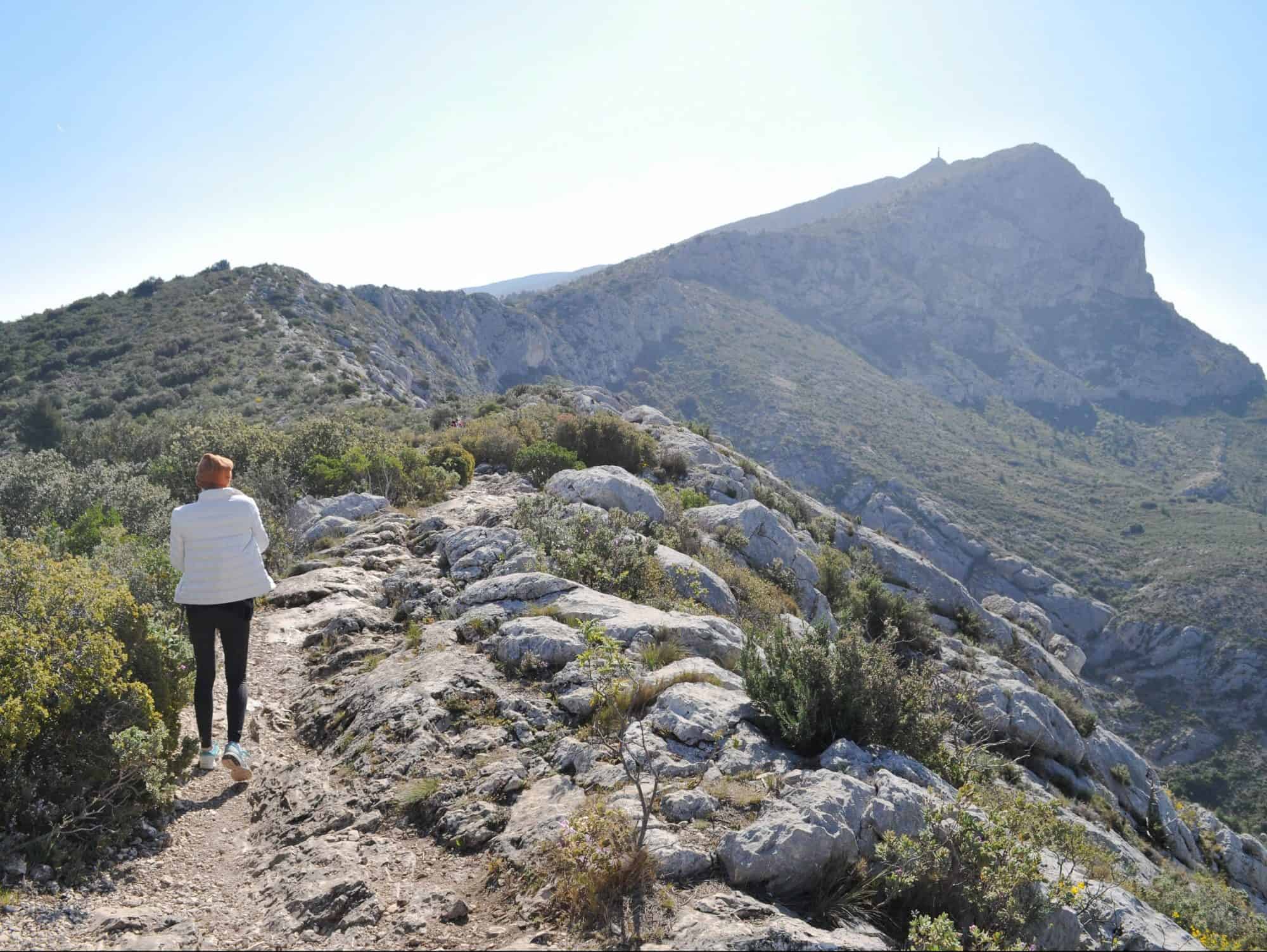 https://mdw-travel-data-us-east-1.s3.amazonaws.com/img/country/France/Montagne-Sainte-Victoire/img_02.jpg