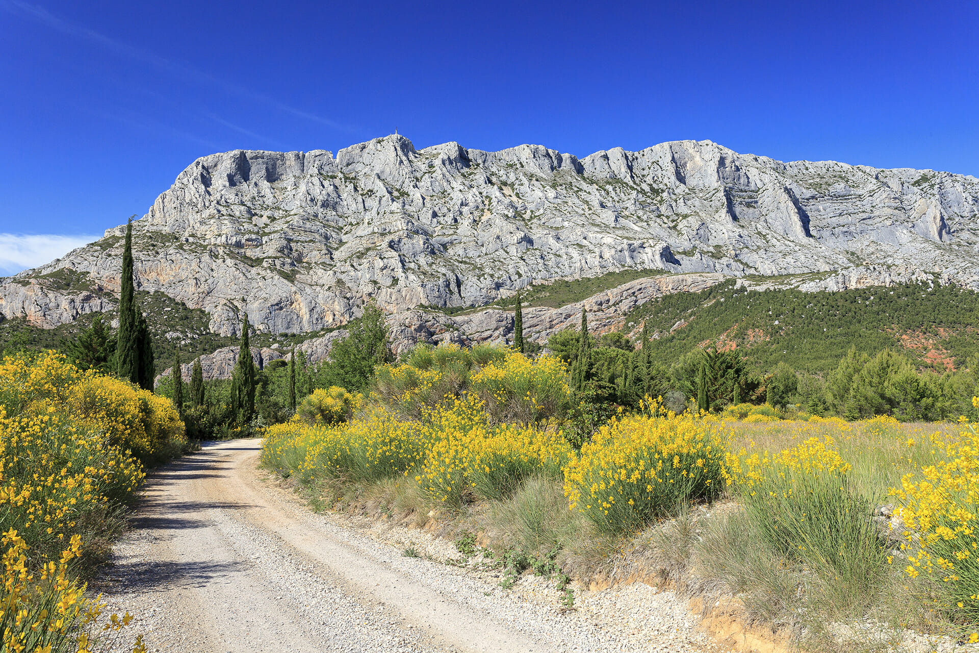 https://mdw-travel-data-us-east-1.s3.amazonaws.com/img/country/France/Montagne-Sainte-Victoire/img_03.jpg