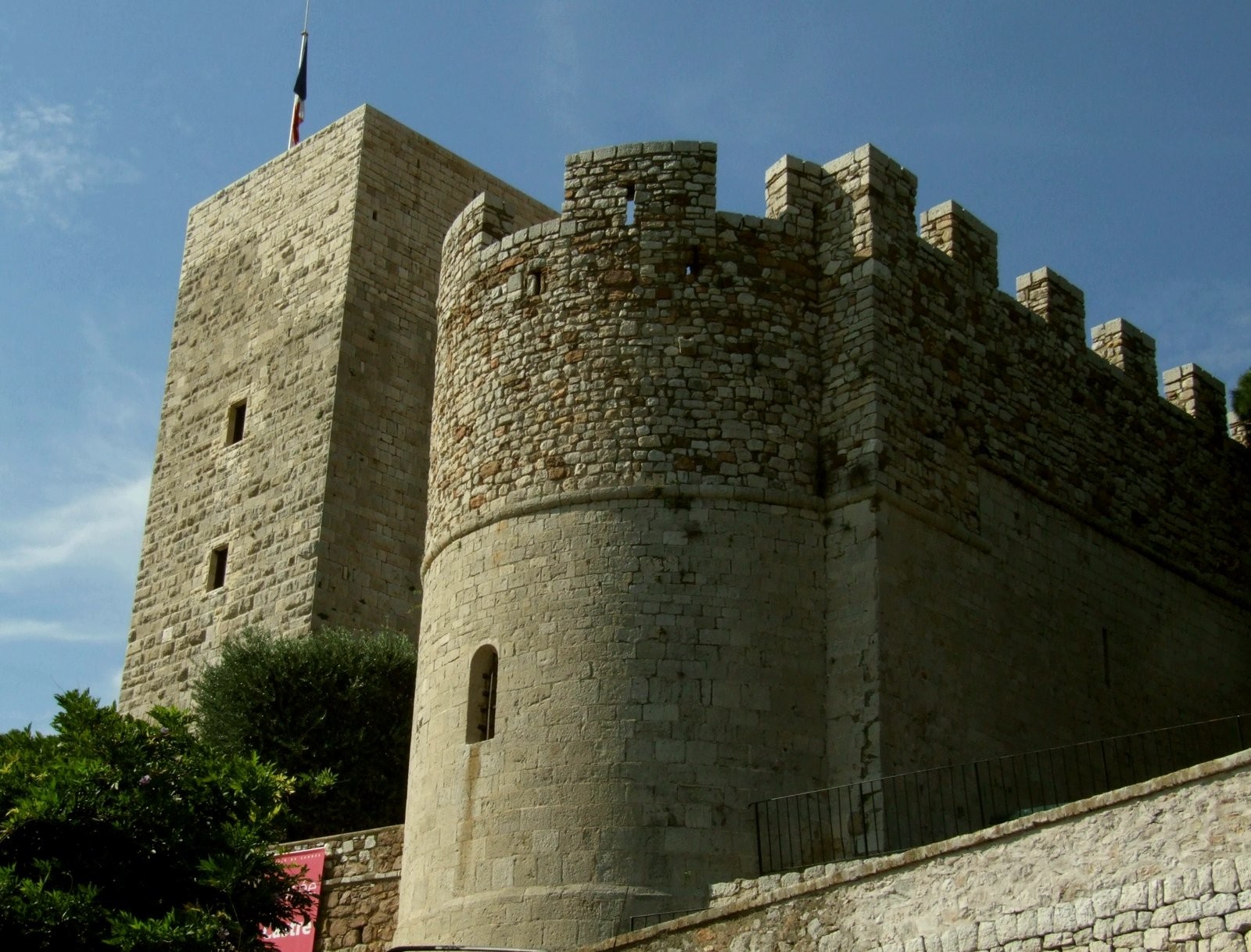 https://mdw-travel-data-us-east-1.s3.amazonaws.com/img/country/France/Musee-de-la-Castre/img_00.jpg