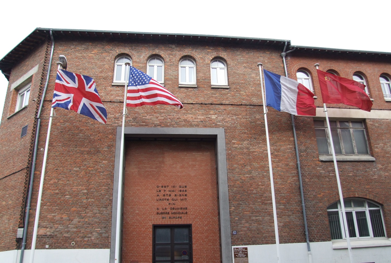 https://mdw-travel-data-us-east-1.s3.amazonaws.com/img/country/France/Musee-de-la-Reddition/img_00.jpg