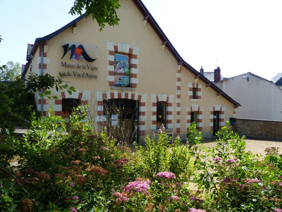 https://mdw-travel-data-us-east-1.s3.amazonaws.com/img/country/France/Musee-de-la-Vigne-et-du-Vin/img_00.jpg