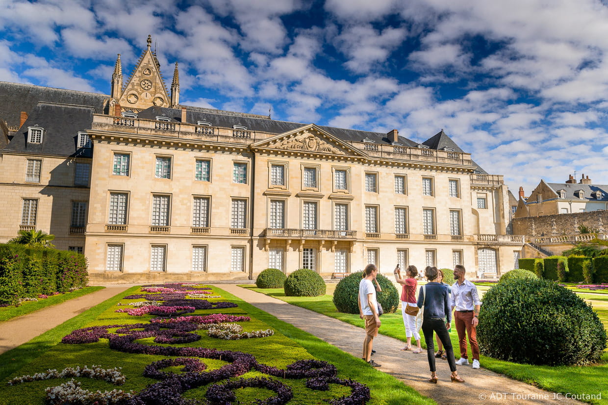https://mdw-travel-data-us-east-1.s3.amazonaws.com/img/country/France/Musee-des-Beaux-Arts-de-Tours/img_00.jpg