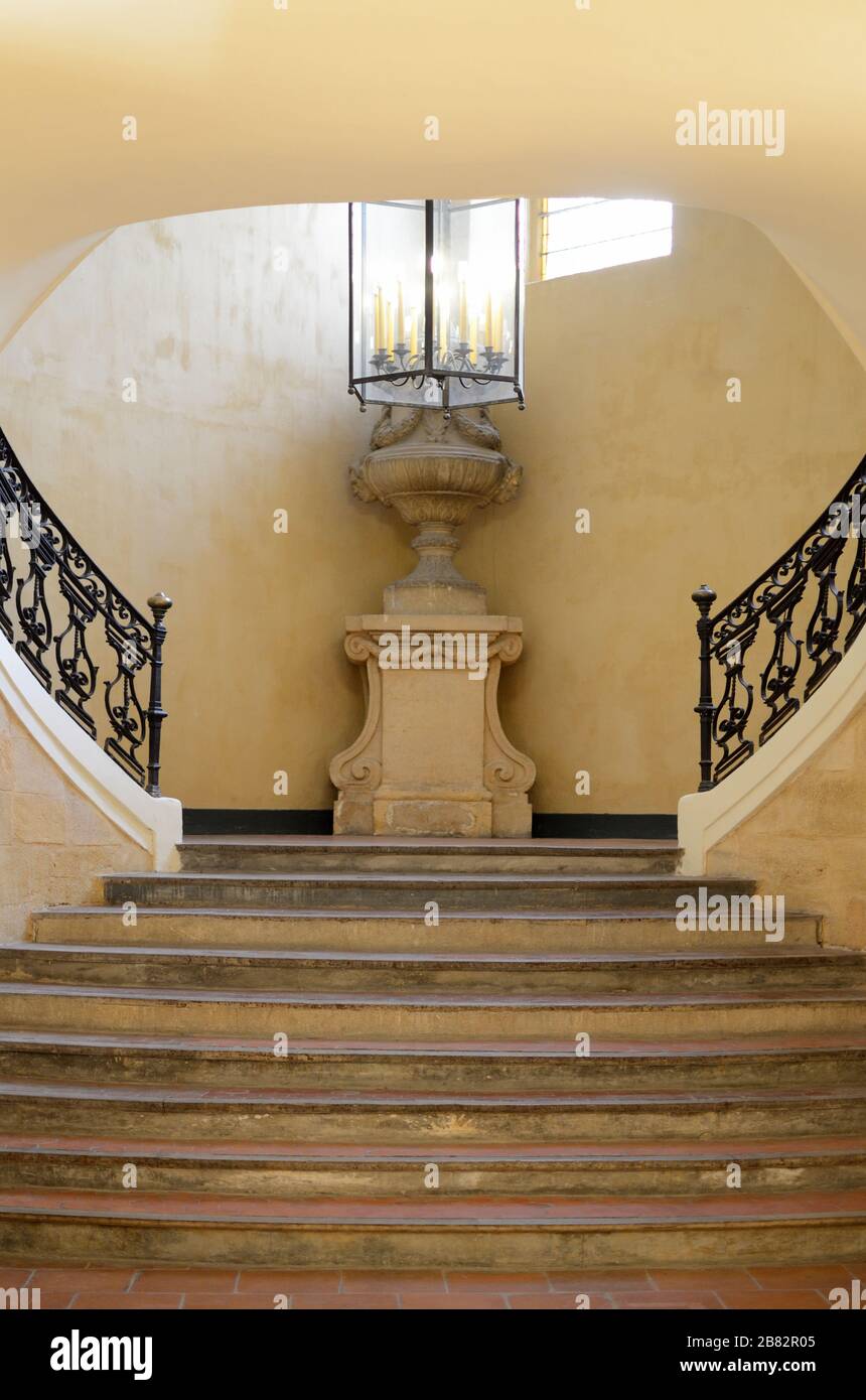 https://mdw-travel-data-us-east-1.s3.amazonaws.com/img/country/France/Musee-des-Tapisseries/img_04.jpg