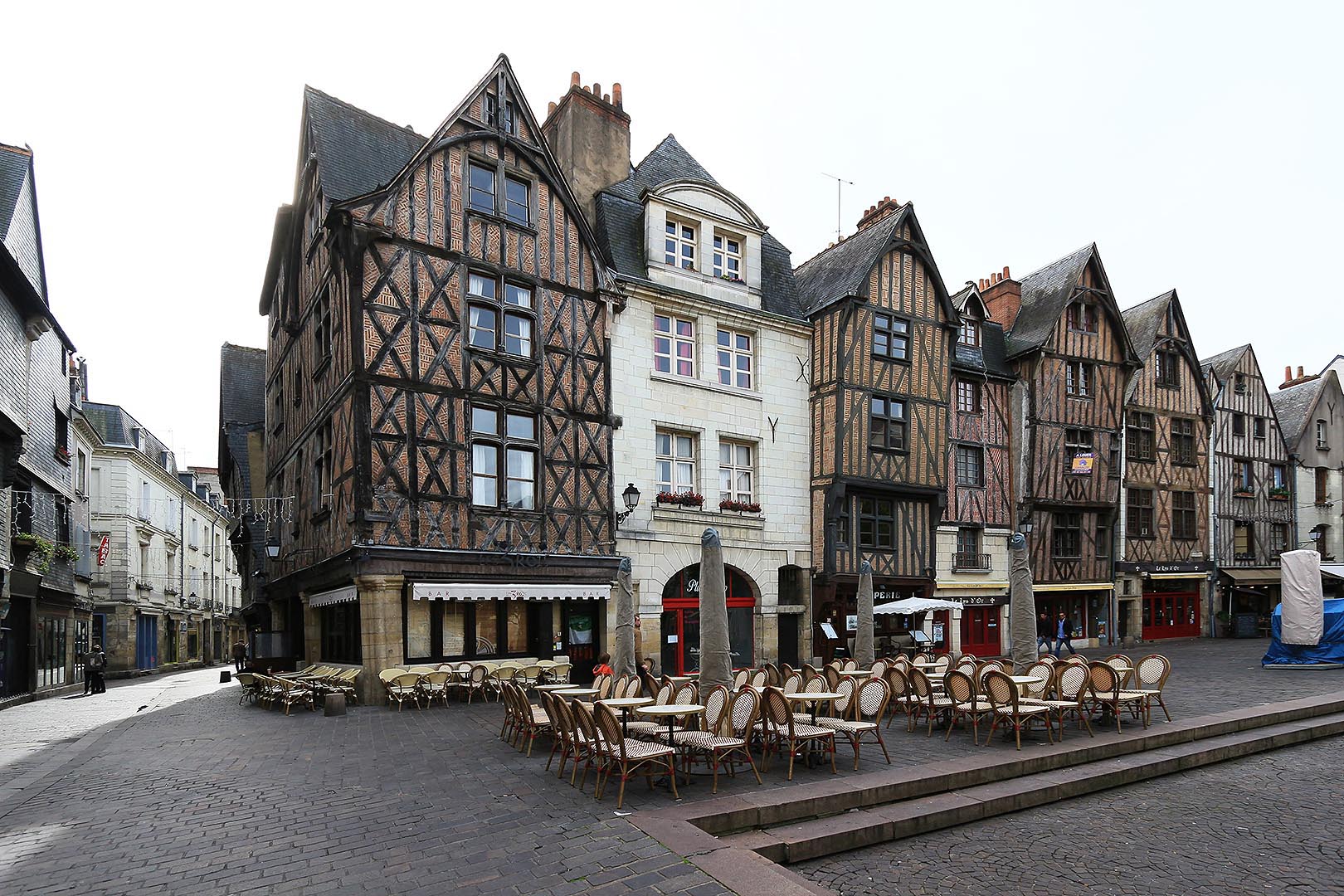 https://mdw-travel-data-us-east-1.s3.amazonaws.com/img/country/France/Musee-du-Vieux-Tours/img_02.jpg