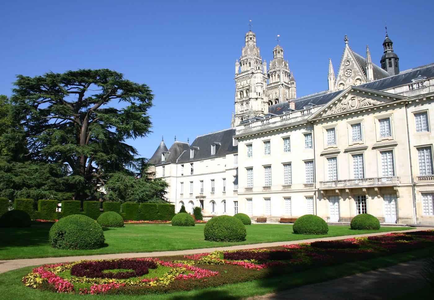 https://mdw-travel-data-us-east-1.s3.amazonaws.com/img/country/France/Musee-du-Vieux-Tours/img_03.jpg