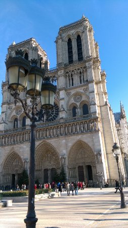 https://mdw-travel-data-us-east-1.s3.amazonaws.com/img/country/France/Notre-Dame-Cathedral/img_03.jpg