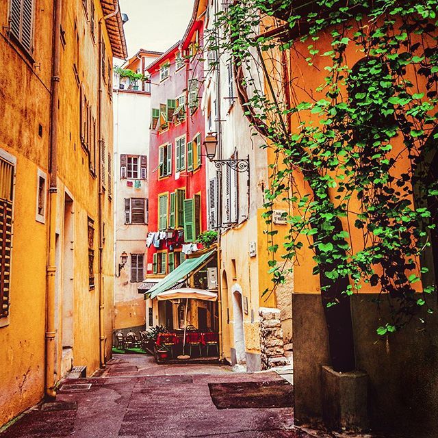 https://mdw-travel-data-us-east-1.s3.amazonaws.com/img/country/France/Old-Town--Vieille-Ville-/img_00.jpg