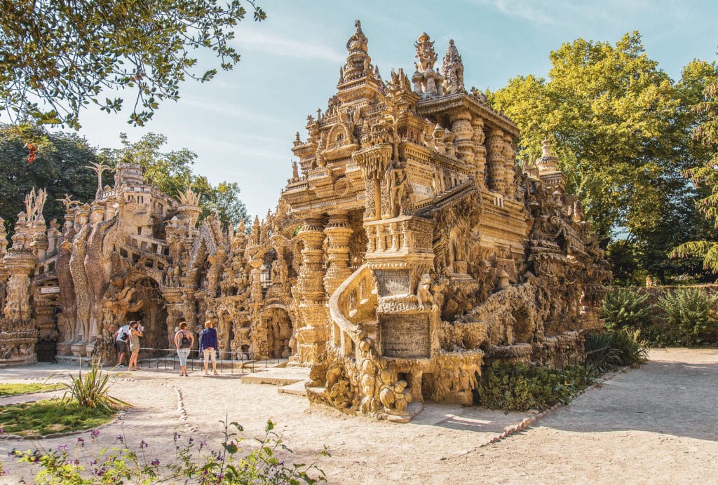 https://mdw-travel-data-us-east-1.s3.amazonaws.com/img/country/France/Palais-Ideal-du-Facteur-Cheval/img_01.jpg
