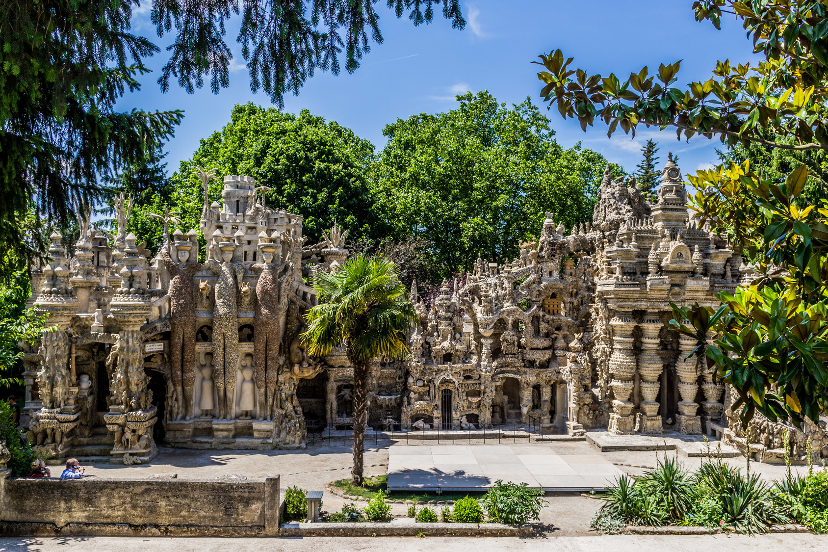 https://mdw-travel-data-us-east-1.s3.amazonaws.com/img/country/France/Palais-Ideal-du-Facteur-Cheval/img_03.jpg